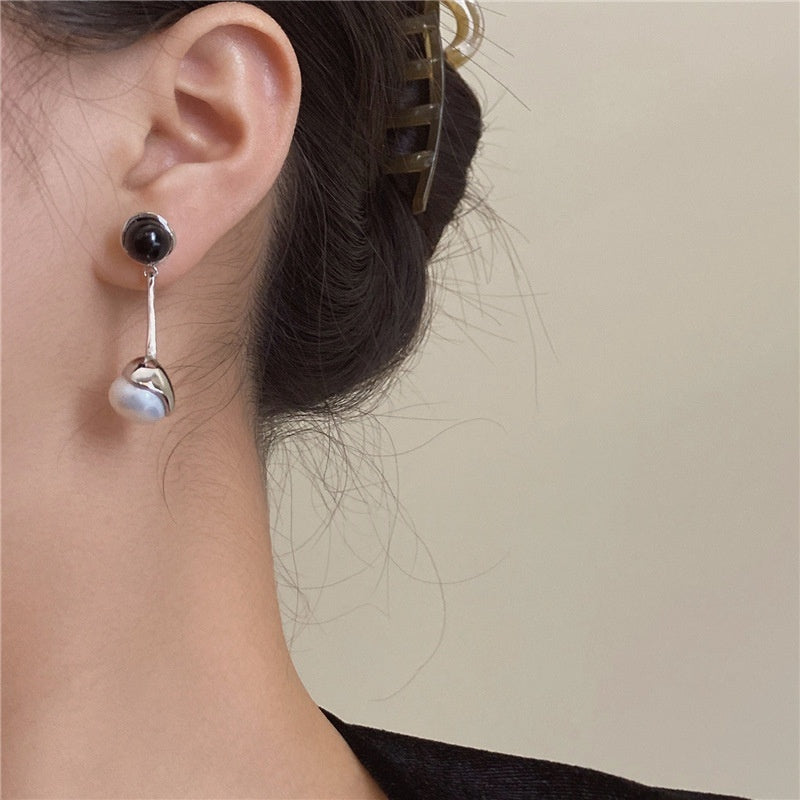 Design Fashion Sense Black And White Pearl Earrings