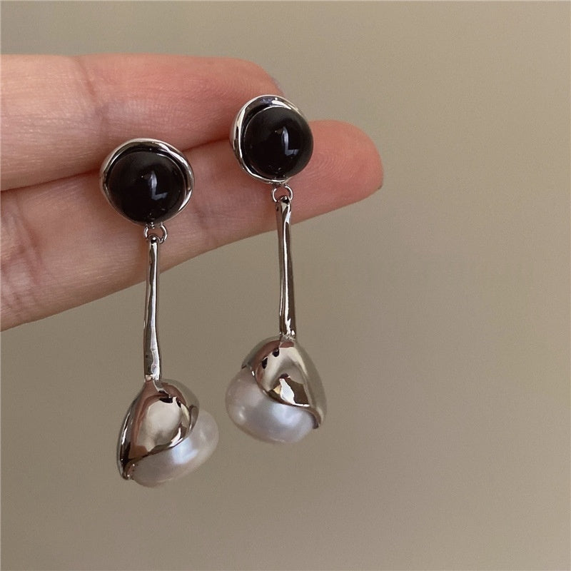 Design Fashion Sense Black And White Pearl Earrings