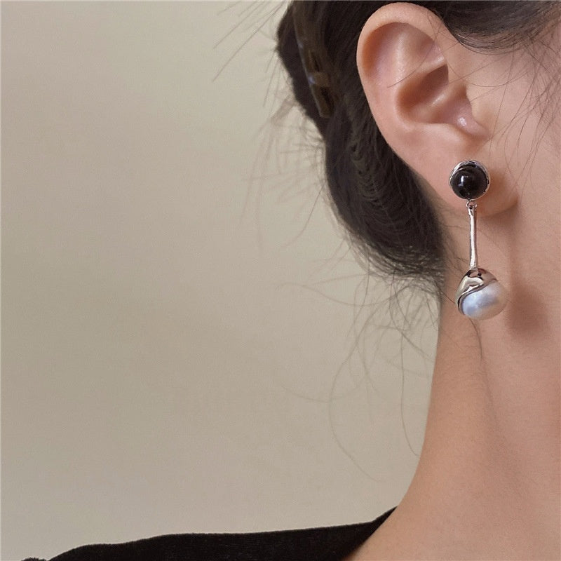 Design Fashion Sense Black And White Pearl Earrings