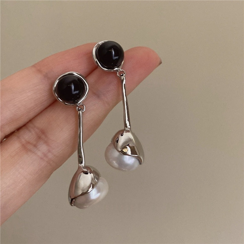 Design Fashion Sense Black And White Pearl Earrings